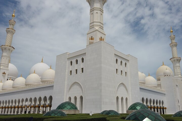 Marvel at the stunning architecture of the Sheikh Zayed Grand Mosque a masterpiece showcasing intricate designs and serene beauty offering a glimpse into the rich cultural heritage of the UAE.